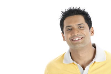 Sarı tişört giyen kendinden emin bir genç. 