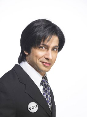 Yönetici siyah cekette oy kartı kullandı