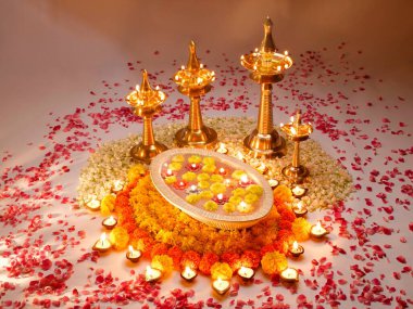 Diyas petrol lambaları ve çiçek düzenlemeleri diwali festivali için; Hindistan