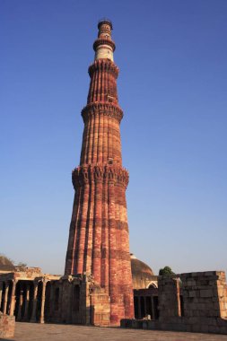 Kutub Minar 1311 kırmızı kumtaşı kulesinde inşa edildi, Hindistan _ Müslüman sanatı, Delhi sultanlığı, Delhi, Hindistan UNESCO Dünya Mirası Sitesi