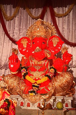 Hint festivali Ganesh Chaturthi Ganpati fil heykelini kutluyor. Bombay Mumbai, Maharashtra, Hindistan 