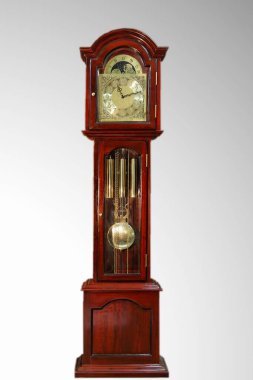 Duvarda büyükbaba saati asılı. 