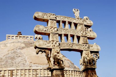 Sanchi, Bhopal, Madhya Pradesh, Hindistan 'daki en eski Budist mimari yapısının doğu kapısı veya maha stupa torna no 1