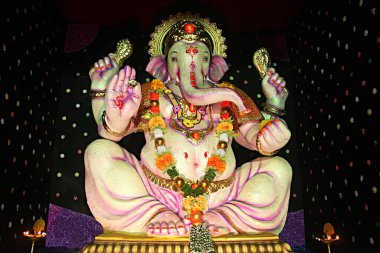 Hint festivali Ganesh Chaturthi Ganpati fil heykelini kutluyor. Bombay Mumbai, Maharashtra, Hindistan  