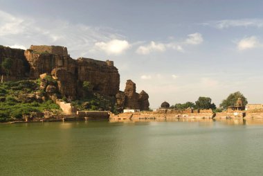 Badami mağara tapınaklarıyla dolu kaleler, yazıtlar ve heykeller, Karnataka, Hindistan