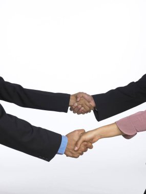 Güney Asyalı yönetici erkek ve kadınlar el sıkışıyor