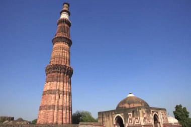 Kutub Minar ve Alai Darwaza 1311 kırmızı kumtaşı kulesinde inşa edildi, Delhi, Hindistan UNESCO Dünya Mirası Bölgesi