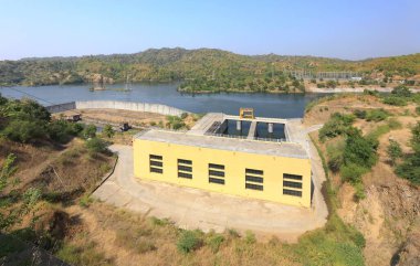 Hindistan, Gujarat 'taki Kevadia kolonisindeki Narmada Nehri Barajı. 