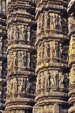 Kandariya mahadeva tapınağının süslü duvarı Khajuraho madhya pradesh Hindistan