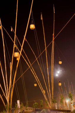 Bambular dev diwali festivaline bir şeyler asıyor, Varanasi, Uttar Pradesh, Hindistan 