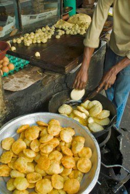 Puri kızarmaya hazır, Mirpur yolu, Dhanmondi, Dhaka, Bangladeş 
