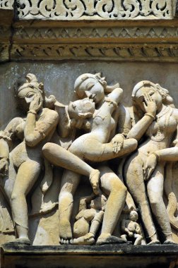 Vishvanath Tapınağı 'nın duvarındaki Mithuna çiftleri Khajuraho madhya pradesh Hindistan
