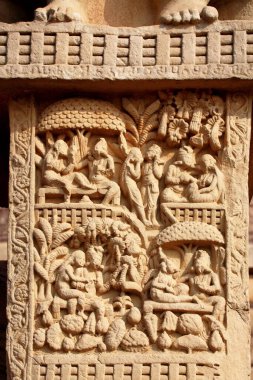 Batı kapısındaki stupa 1 ön manzaralı kapı, Bhopal yakınlarındaki Sanchi, Madhya Pradesh, Hindistan 