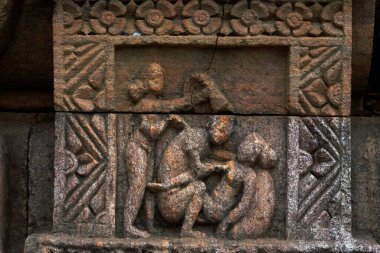 Budist mirasının yıkılmış heykeli Udayagiri, Orissa, Hindistan 'da kazılmış.