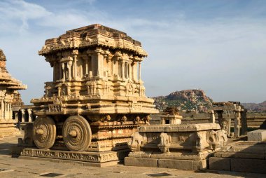 Hampi, Karnataka, Hindistan 'da taş savaş arabası. 