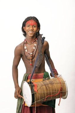 Sokak sanatçısı Chabukwala müzik aleti dholak çalıyor 