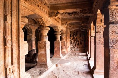 Mağara 1, 6. yüzyılın sonlarına doğru Lord Siva, Badami, Karnataka, Hindistan 'a adanmıştır.