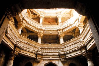 Arkeolojik ve tarihsel çoklu depolama Stapes Well Adalaj Vaw Bu, Gujarat, Hindistan