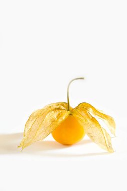 Meyveler, Rasbhari Ahududu ve beyaz arka planda yapraklar