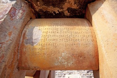 Doğu kapısı yakınlarındaki stupa 1 'i, Bhopal yakınlarındaki Sanchi' yi, Madhya Pradesh 'i, Hindistan' ı çevreleyen demiryolu üzerindeki Brahmi yazıtları.