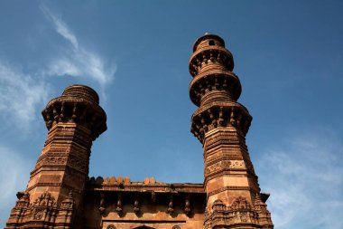 Ahmedabad, Gujarat, Hindistan 'daki Bibiji Camii' nin beş yüz yetmiş bir yaşındaki minareleri sallanıyor. 