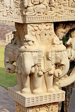 Doğu sütunu Sanchi, Bhopal, Madhya Pradesh, Hindistan 'a bakan filler tarafından desteklenen stupa 1 iç manzarasının kuzey kapısı. 