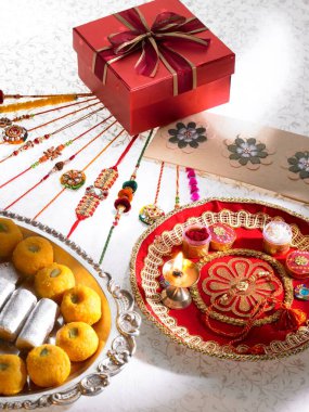 Rakhis çikolataları Rakshabandhan festivali için thali 'de hediye kutusuyla düzenlenir.