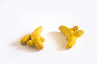 Hint baharatları, kurutulmuş zerdeçal Haldi Curcuma Longa ampulleri beyaz arka planda 