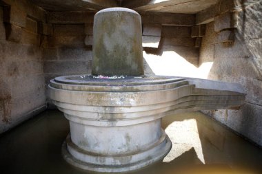 Badavi Shivalinga türbesi 3 metre yüksekliğindeki lingayı kısmen sular altında bıraktı: Hampi, Vijayanagar, UNESCO Dünya Mirası, Deccan Platosu, Taluka Hospital, Bellary Bölgesi, Karnataka, Hindistan