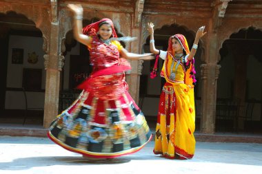 Rajasthani kadınları Haveli, Rajasthan, Hindistan 'da ghoomer dansı yapıyorlar.  