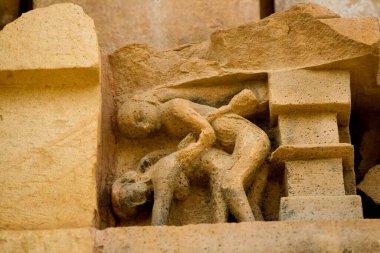 Hindistan, Madhya Pradesh 'teki Khajuraho Tapınağı' nda aşk dolu bir çiftin heykeli. 