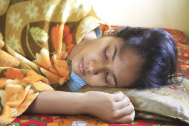 Evdeki yatakta uyuyan tatlı kız. 