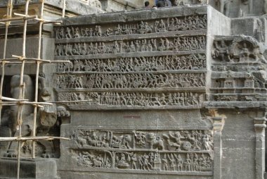 16 numaralı mağaradaki taş panele oyulmuş heykeller, Ellora, Aurangabad bölgesi, Maharashtra, Hindistan 
