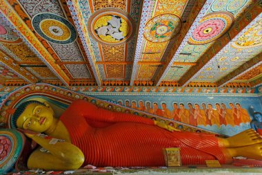 Dünya mirası alanında Buda 'nın devasa yassı heykeli, kutsal şehir Anuradhapura, Isurumuniya Vihare, Sri Lanka