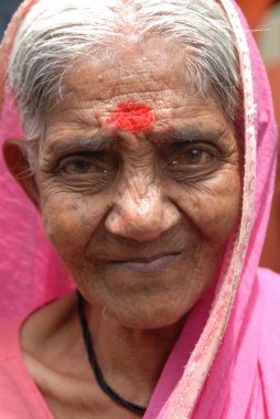 Lonavala, Maharashtra, Hindistan 'ın kırsal kesimlerinde yaşayan yaşlı bir kadın. 