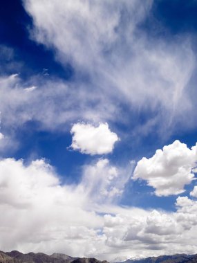 Mavi gökyüzüne karşı beyaz bulut düzeni