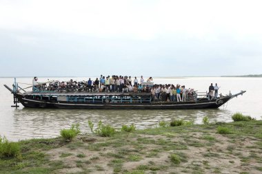 Brahmaputra Nehri 'ndeki feribot servisi. Jorhat' tan Majuli Adası 'na, Assam, Hindistan.