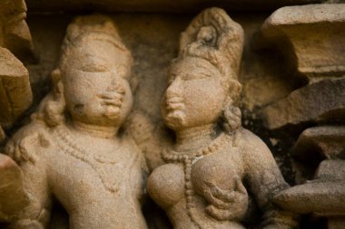 Hindistan, Madhya Pradesh, Khajuraho 'daki Khandariya Mahadev Tapınağı' nda aşk dolu bir çiftin erotik heykeli.