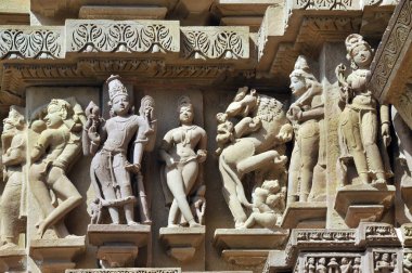 Khajuraho, Lakshmana tapınağı Madhya Pradesh Hindistan 'ın duvarına oyulmuş heykeller yaptı.