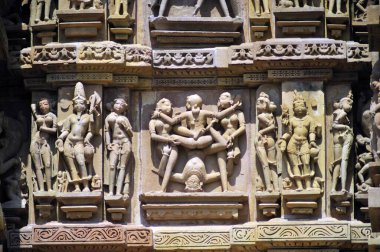 Khajuraho mithuna çiftleri Lakshmana Tapınağı 'nın duvarında Madhya Pradesh Hindistan