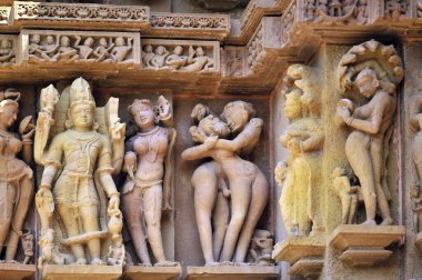 Khajuraho mithuna çiftleri Lakshmana Tapınağı 'nın duvarında Madhya Pradesh Hindistan