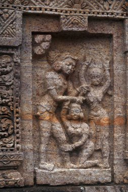 Budist mirası kazı alanı Udayagiri, Orissa, Hindistan 'da duvara oyulmuş heykeller.