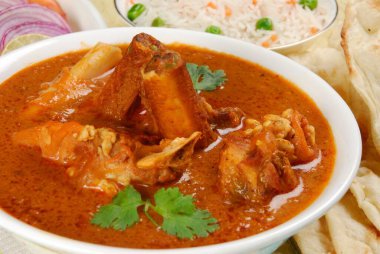 Vejetaryen olmayan yemek konsepti, klozette servis edilen körili koyun eti.