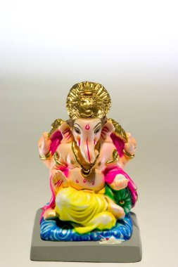 Ganesh Chaturthi Fili 'nin kutlaması beyaz arka planda bir gün Tanrı' ya yöneldi. 