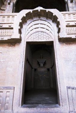 Bedsa kayası, M.Ö. 2. yüzyıldan, Pune bölgesinden, Maharashtra 'dan, Hindistan' a kadar uzanan kapıların iç kısımlarının mağara detaylarını kesti.