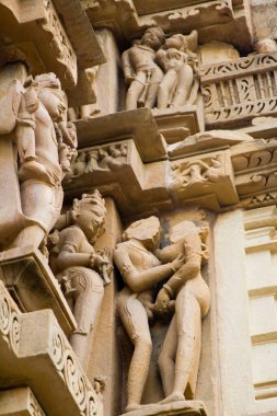 Hindistan 'da, Madhya Pradesh, Khajuraho' daki Chitragupta tapınağının aşk dolu çiftinin erotik heykeli.
