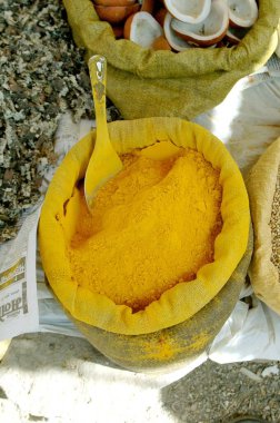 Hint baharatları Hindistan 'da bir pazarda satılmak üzere jüt çantada tutulur. 