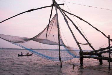 Sabah görüşü ve Çin balık ağı, Koçin, Kerala, Hindistan 