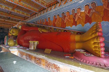 Dünya mirası alanında Buda 'nın devasa yassı heykeli, kutsal şehir Anuradhapura, Isurumuniya Vihare, Sri Lanka