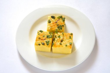 Şefkatli Hint tatlısı- Sandesh bengali mithai Antep fıstığı ve safranla tamamlanmış